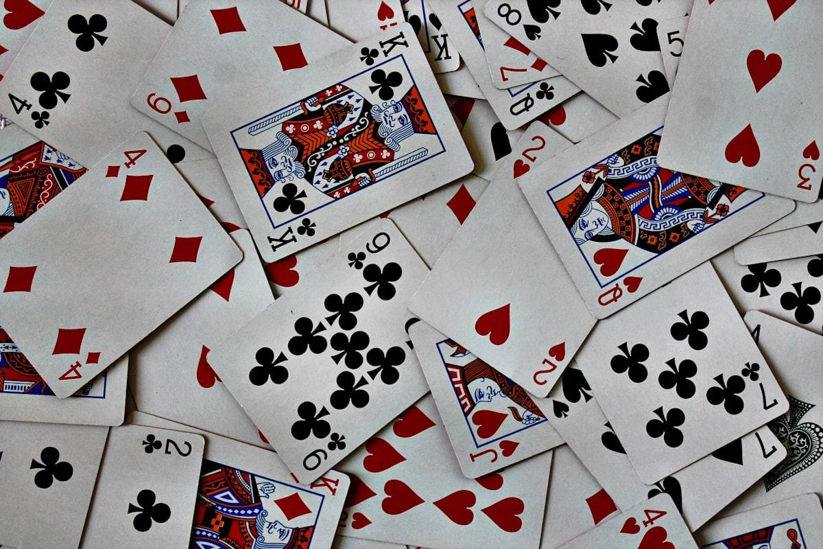 Chip kasino, dadu, dan kartu di meja gelap