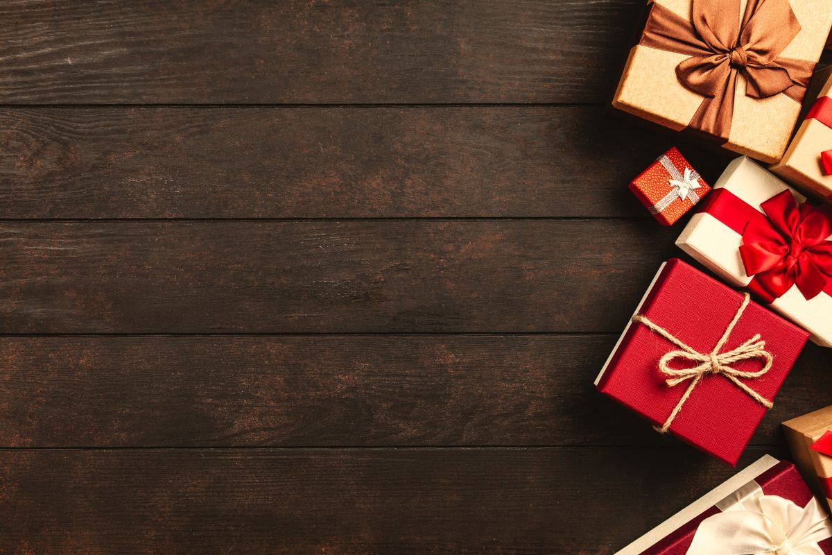 Kotak hadiah di atas meja kayu