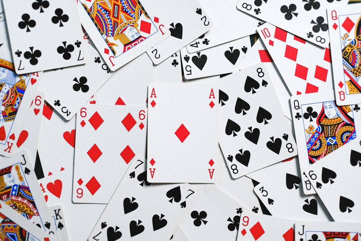 Simbol kartu dan chip di atas meja hijau
