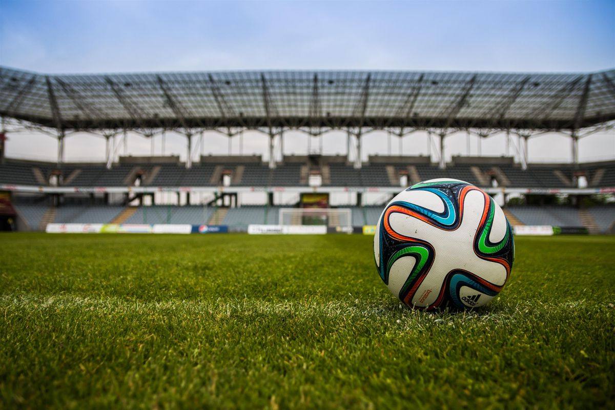 Bola sepak di lapangan stadion